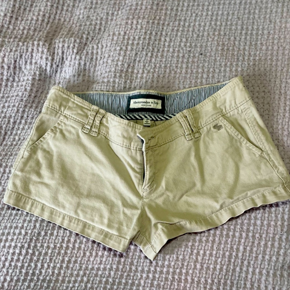 Light beige khaki short shorts